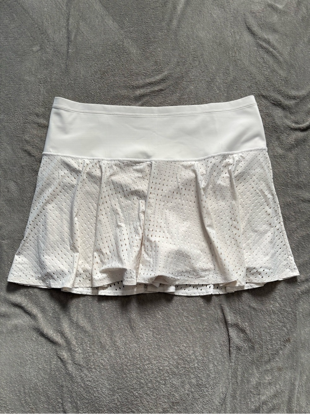 Athleta A Game 14" Skort White Perforated Skirt Shorts Built in Pockets 2X